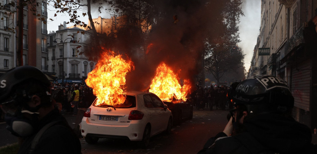 Neredi u Francuskoj, automobili goreli na ulicama VIDEO