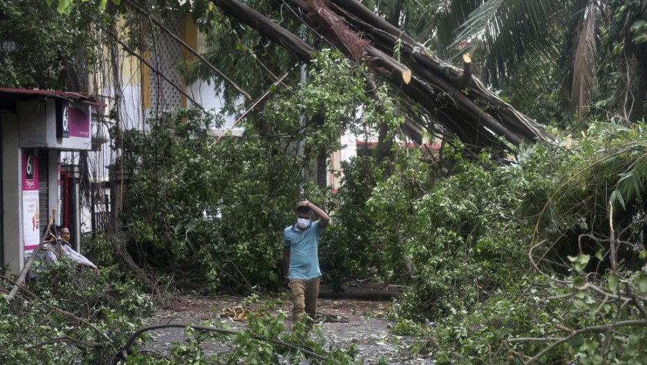 Snažna oluja pogodila Indiju, potonuo tegljač, opsežna potraga za nestalima