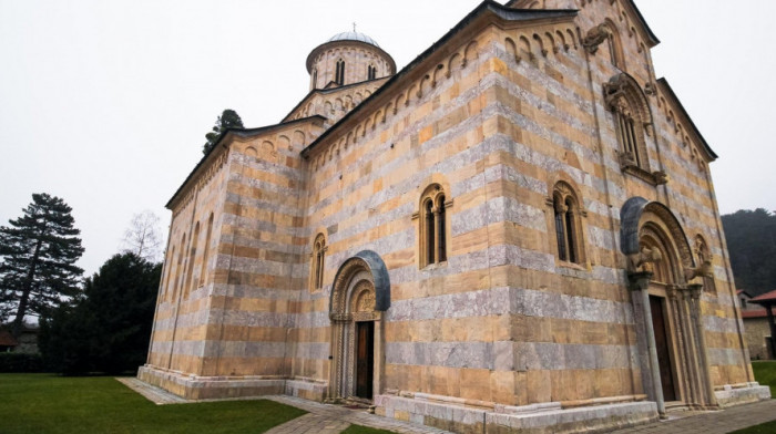 Ambasadori Kvinte od Prištine traže da primeni odluku o upisu zemljišta manastira Dečani