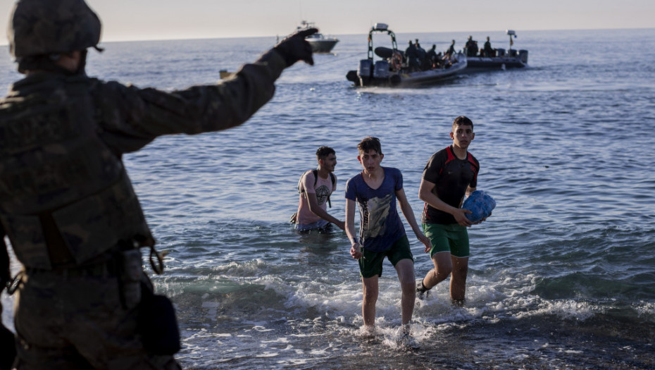 Španija proteruje hiljade migranata iz Seute, prate ih policajci i vojnici u punoj opremi