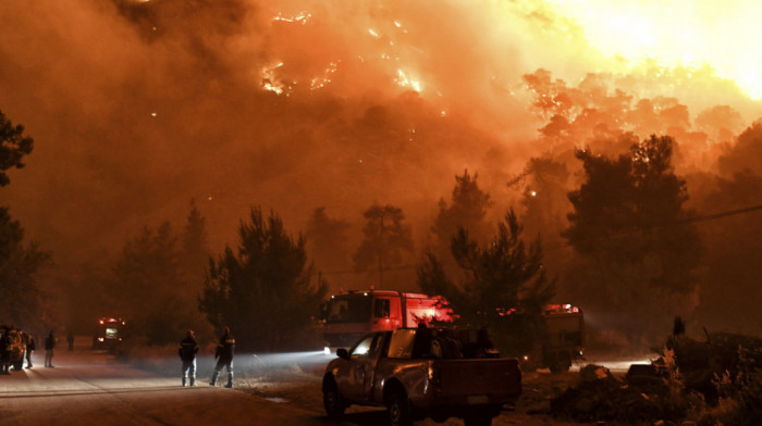 Požar na Peloponezu, 300 ljudi evakuisano, vatrenu stihiju gasi i 17 aviona