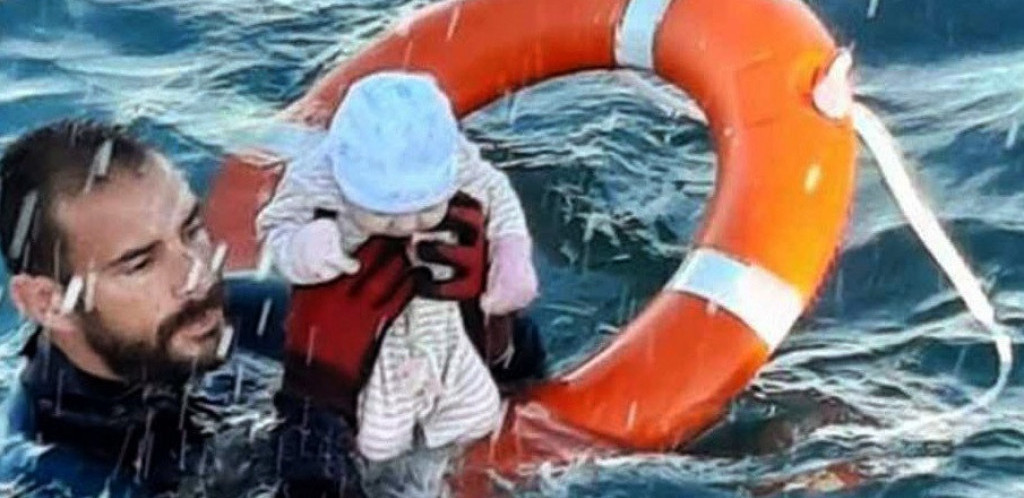 Dramatična akcija spasavanja bebe iz mora – fotografija iz Seute koja je obišla svet