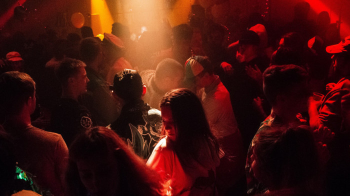 Mladi danas izbegavaju kontakt na plesnom podijumu: Ne žele da đuskaju, žele da snimaju telefonima