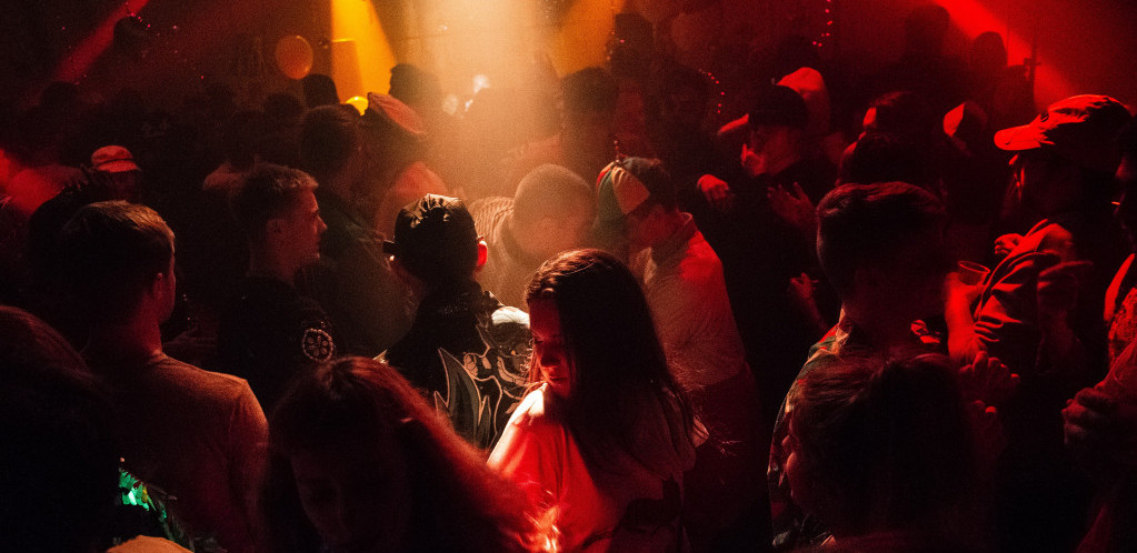 Mladi danas izbegavaju kontakt na plesnom podijumu: Ne žele da đuskaju, žele da snimaju telefonima