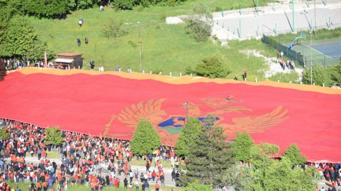 Na Cetinju razvijena najveća crnogorska zastava, ima 5.000 kvadratnih metara i 700 kilograma