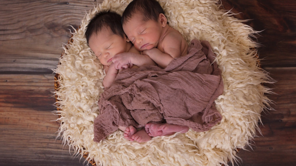 Neverovatan slučaj u Novom Sadu: Dve rođene sestre porodile se u roku od 24 sata