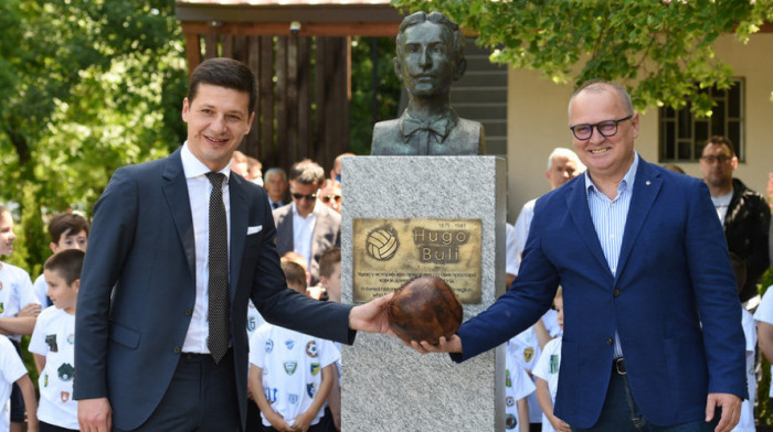 Otkriven spomenik Hugo Buliju – čoveku koji je Srbiji doneo prvu fudbalsku loptu