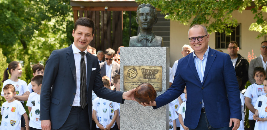 Otkriven spomenik Hugo Buliju – čoveku koji je Srbiji doneo prvu fudbalsku loptu