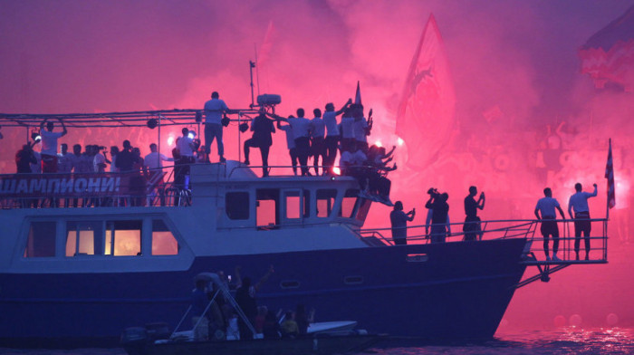 Zvezdin "bal na vodi": Delije "obojile" Savu i Beograd u crveno-bele boje