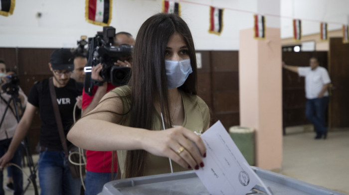 Otvorena birališta u Siriji: Asad se bori za četvrti mandat, stotine studenata u redu za glasanje