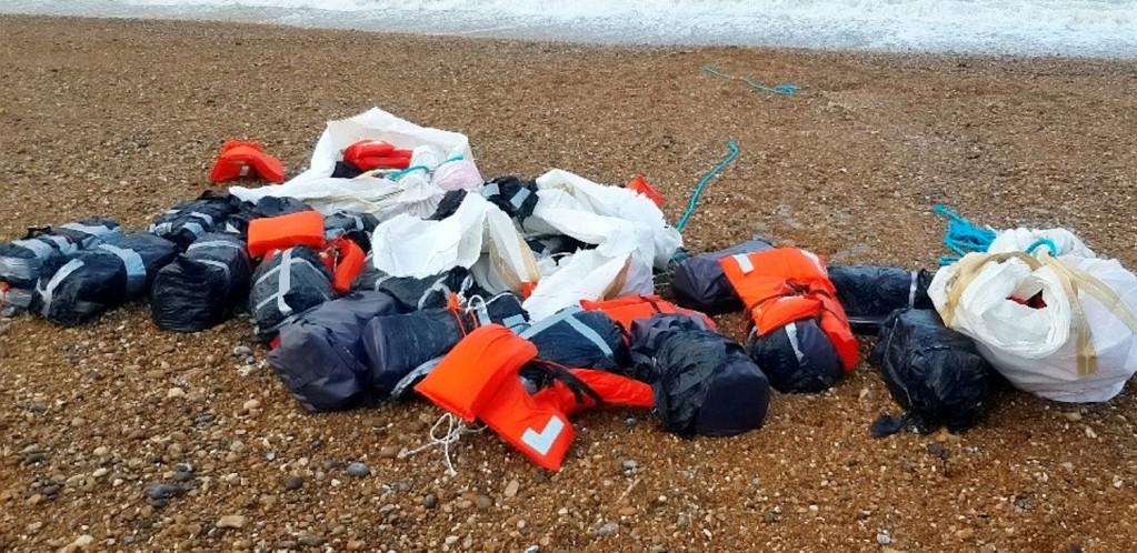 Tona kokaina isplivala na obalu Lamanša, prolaznici zatekli drogu u paketima