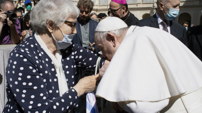 Papa poljubio broj istetoviran na ruci preživele iz Aušvica