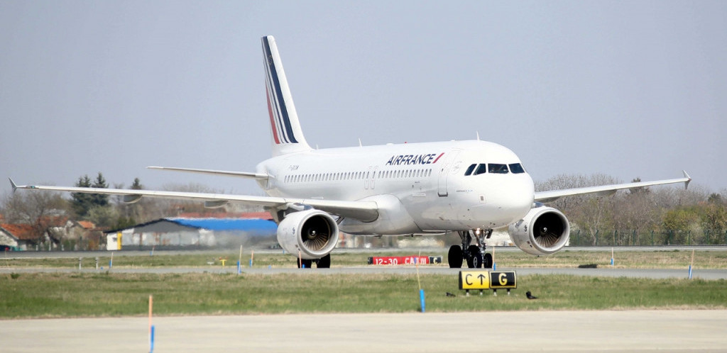 Putnici hitno evakuisani iz aviona koji je sleteo u Pariz