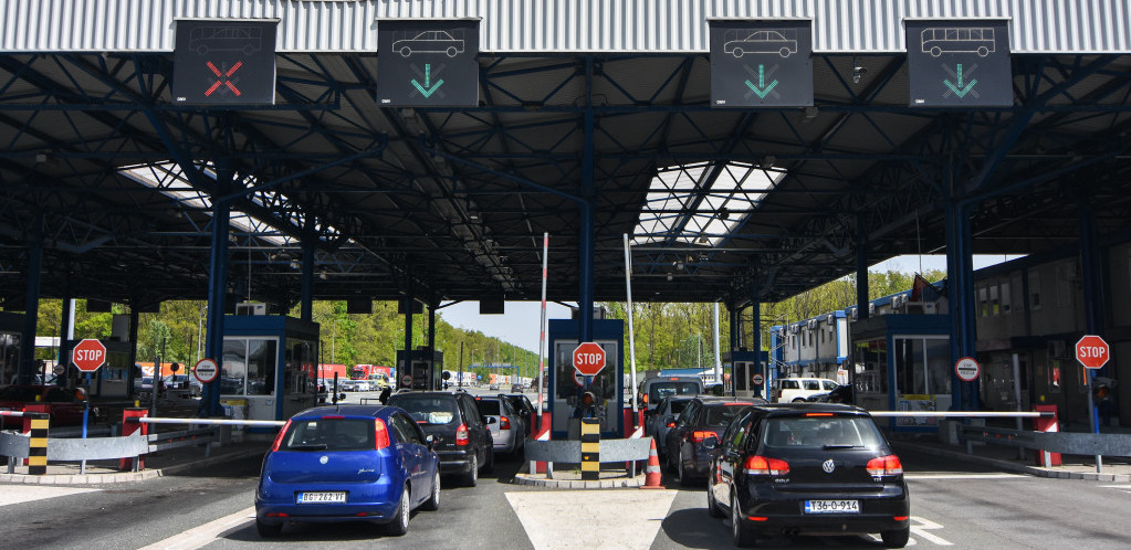 Gužve na graničnim prelazima:  Pri ulasku u zemlju se čeka oko 45 minuta, teretna vozila na Horgošu i do dva sata