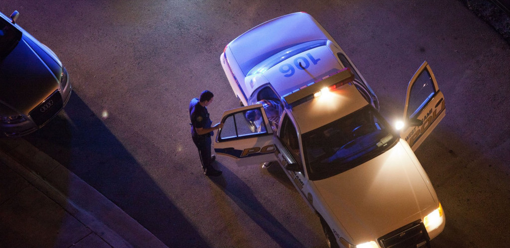 Uhapšen gradonačelnik jednog gradića u SAD jer je puco na automobil u kojem su bila deca
