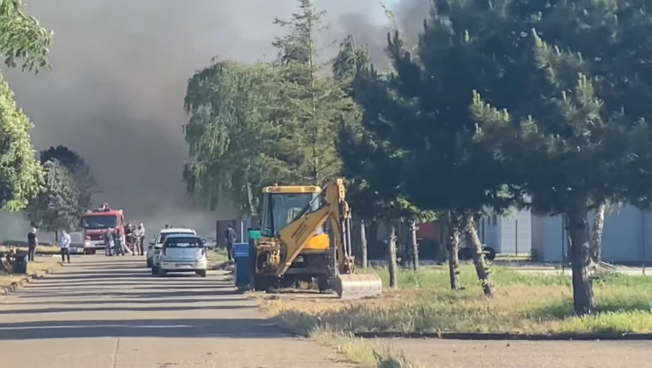 Veliki požar u Rumi, gorela fabrika u Industrijskoj zoni (VIDEO)