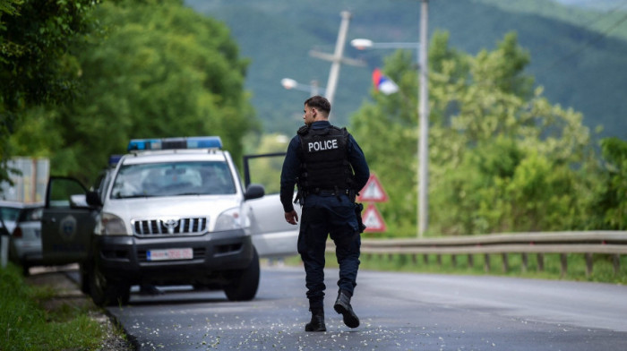 Kosovska policija: Policijski automobil na Jarinju gađan eksplozivnim napravama