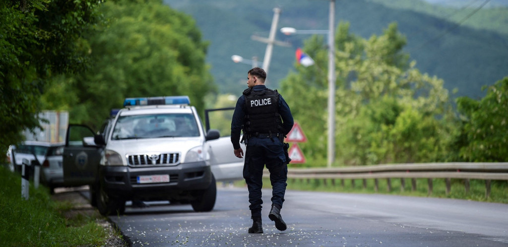 Kosovska policija: Policijski automobil na Jarinju gađan eksplozivnim napravama