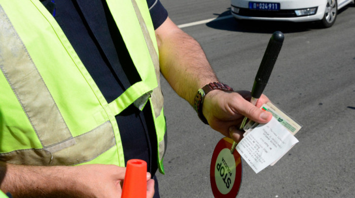 Uhapšen saobraćajni policajac osumnjičen da je primio 100 evra da lažira udes