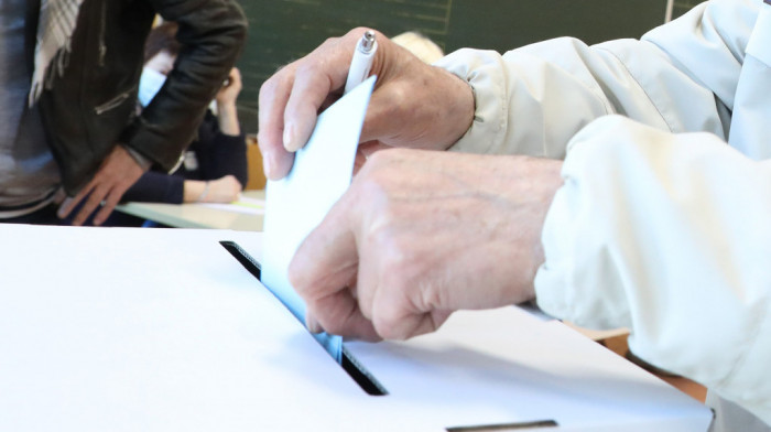 U Hrvatskoj se održavaju manjinski izbori, u sedam sati otvorena biračka mesta