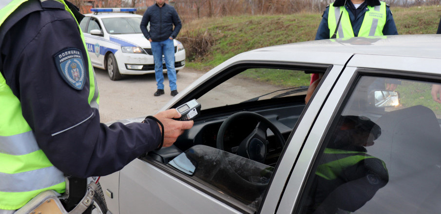 Policija u Novim Banovcima zaustavila vozača sa 3,14 promila alkohola u krvi