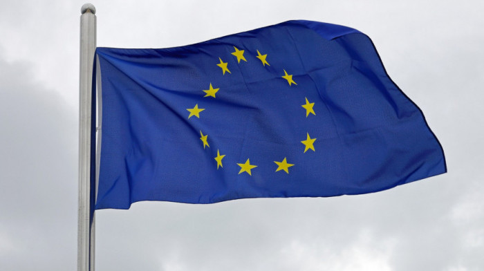 Brisel traži objašnjenje od Skoplja o zastavi EU i ugovoru sa Behtel i Enkom