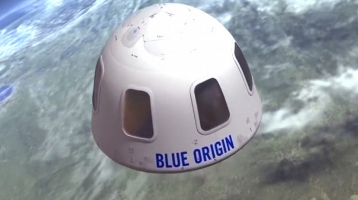 Džef Bezos sa dva putnika na prvom putničkom letu u svemir