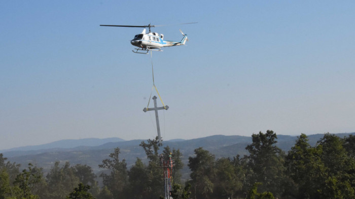 Helikopterska jedinica policije podigla krst na brdu Bojčica