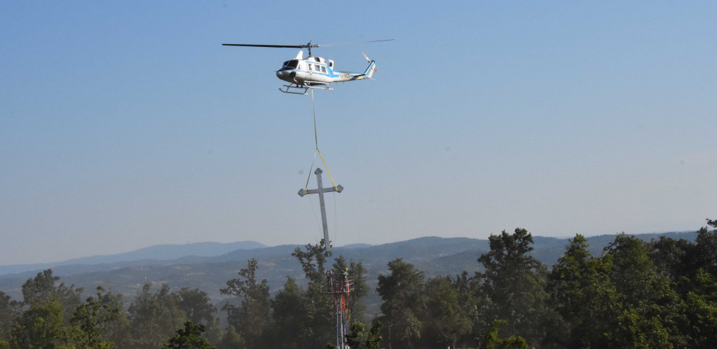 Helikopterska jedinica policije podigla krst na brdu Bojčica