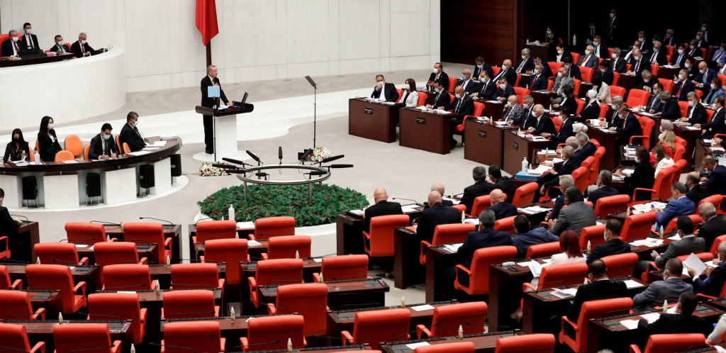 Rasprava o budžetu završena opštom tučom u turskom parlamentu