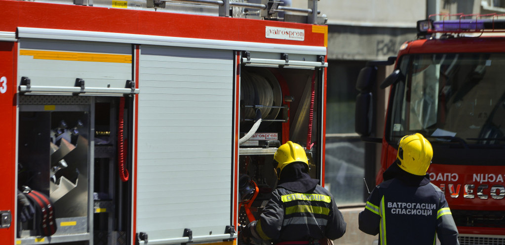 Požar u Vranju: Jedna osoba poginula, vatrogasne službe na terenu
