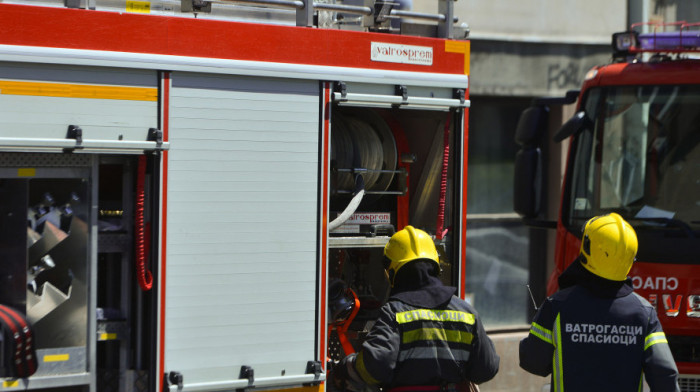 Požar u Vranju: Jedna osoba poginula, vatrogasne službe na terenu