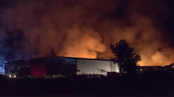 Gore magacini u Nišu,  devet vozila i 20 vatrogasaca gase požar