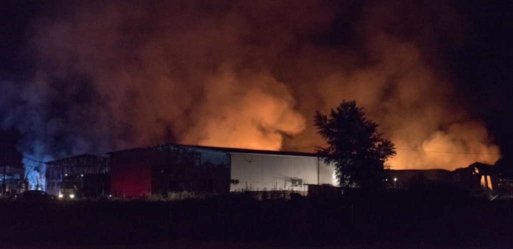 Gore magacini u Nišu, devet vozila i 20 vatrogasaca gase požar