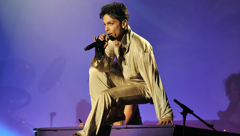 Born 2 Die Poslusajte Pesmu Sa Prinsovog Izgubljenog Albuma