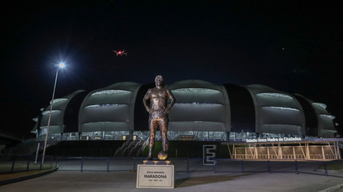 Maradoni u čast: Otkrivena statua legendarnog fudbalera u La Plati