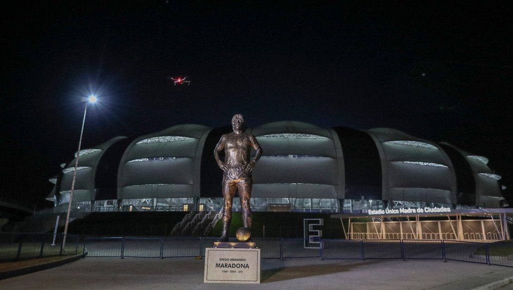 Maradoni u čast: Otkrivena statua legendarnog fudbalera u La Plati