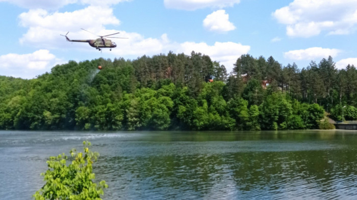 Tri helikoptera Vojske Srbije gase požar u fabrici "Sloboda" u Čačku, do sada izbačeno 48.000 litara vode