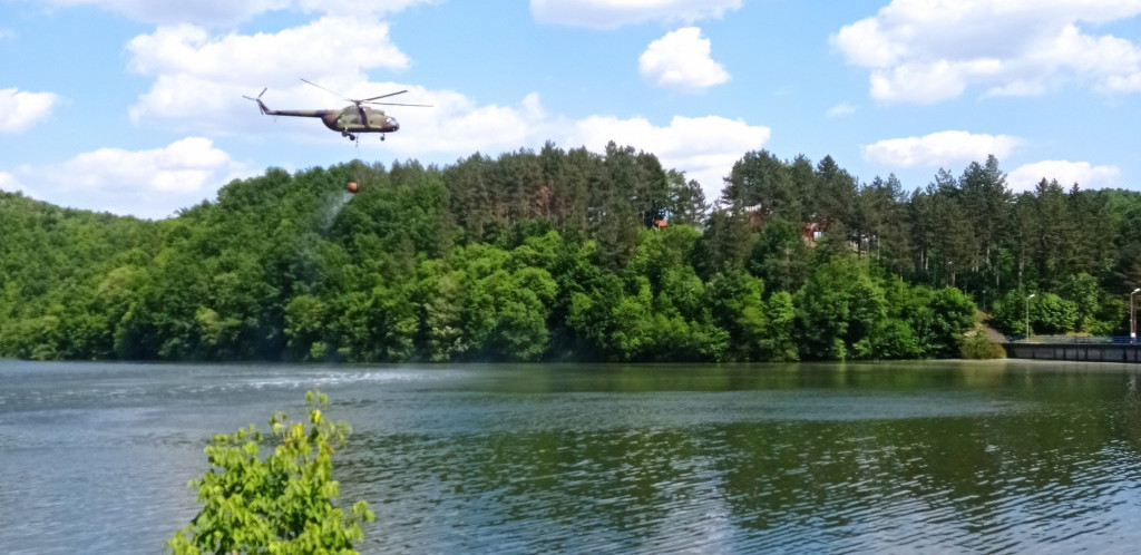Tri helikoptera Vojske Srbije gase požar u fabrici "Sloboda" u Čačku, do sada izbačeno 48.000 litara vode