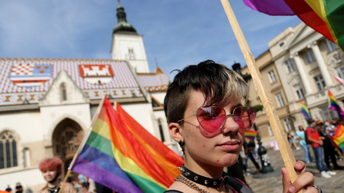 Istorijska presuda suda u Hrvatskoj: Istopolni parovi moći će da usvajaju decu