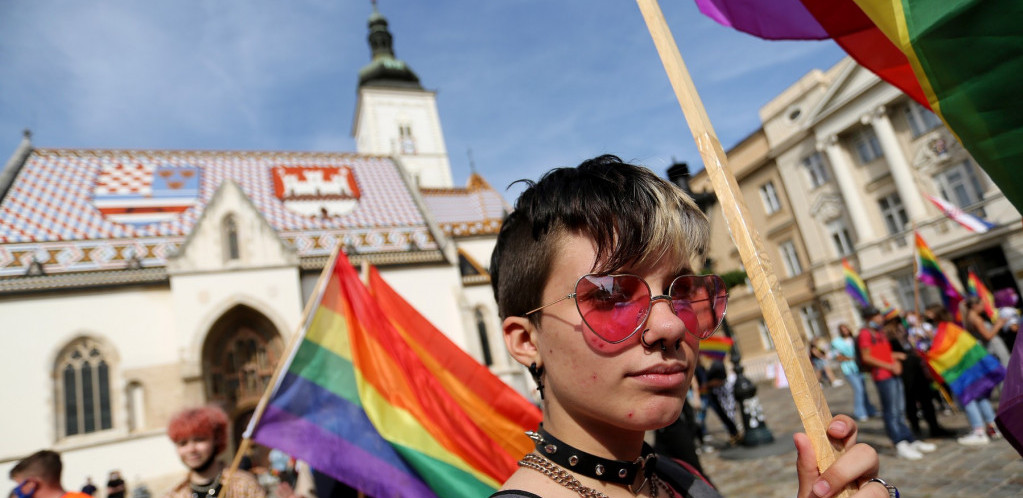 Istorijska presuda suda u Hrvatskoj: Istopolni parovi moći će da usvajaju decu