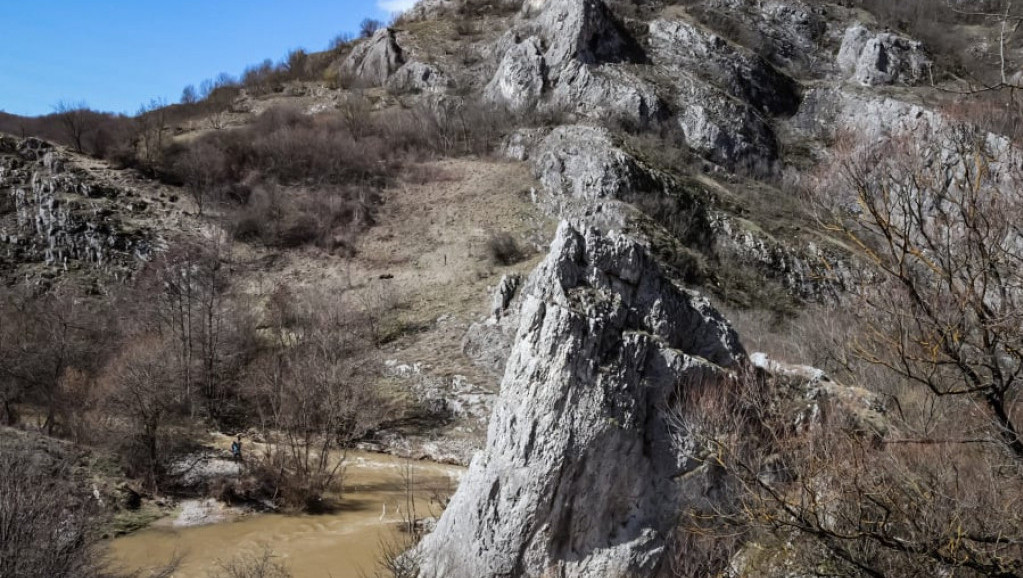 Spasioci tragaju za dvojicom paraglajdera, nestali tokom spuštanja iznad Sutomora