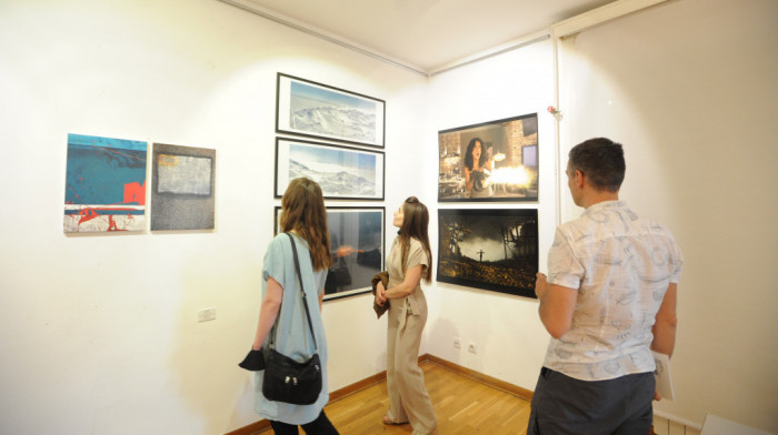 Deseti rođendan UK Parobrod: Izložba radova 75 umetnika u "ledolomcu" beogradske kulturne scene