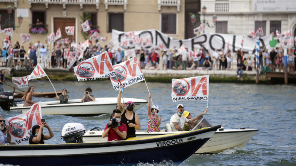 Protesti na vodi i kopnu zbog vraćanja kruzera u Veneciju, prvi od početka pandemije prošao kroz "srce grada"