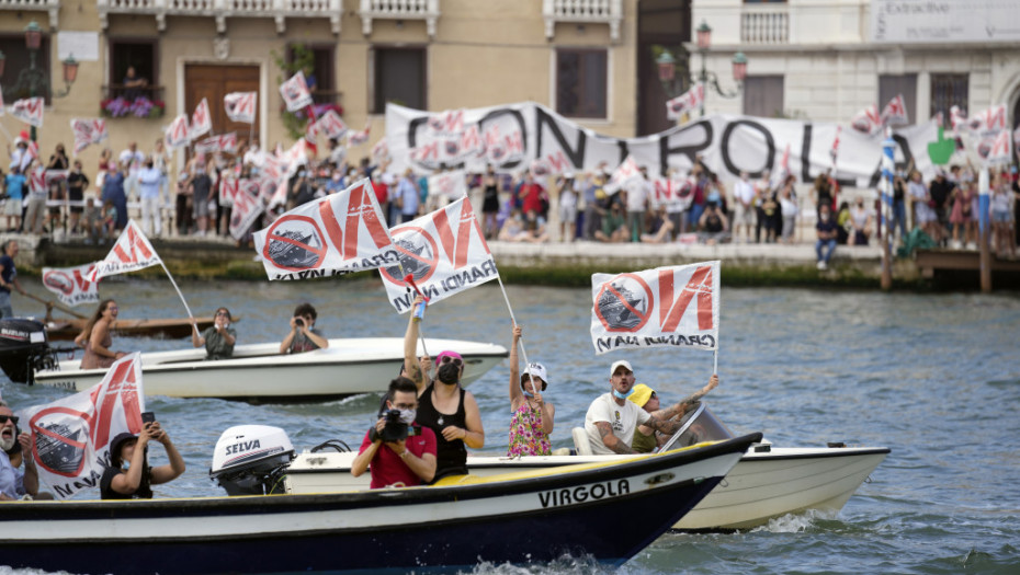 Protesti na vodi i kopnu zbog vraćanja kruzera u Veneciju, prvi od početka pandemije prošao kroz "srce grada"