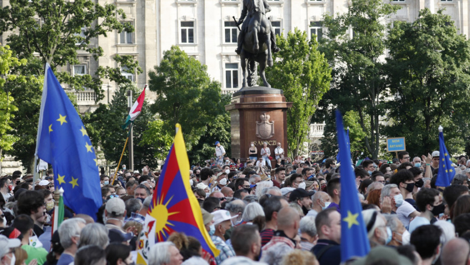 "Izdaja", "Nećemo Fudan" - transparenti na protestu  hiljada Mađara protiv kineskog kampusa u Budimpešti