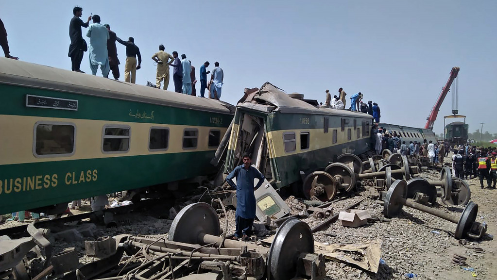 Sudarila se dva brza voza u Pakistanu, stradala najmanje 51 osoba