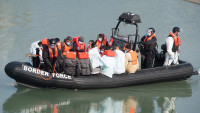 Dan posle tragedije u Lamanšu - obalska straža i dalje presreće migrante u gumenim čamcima