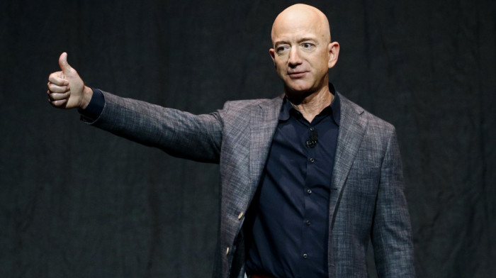 Više od 50.000 ljudi potpisalo nekoliko peticija, traže da Bezos ostane u svemiru