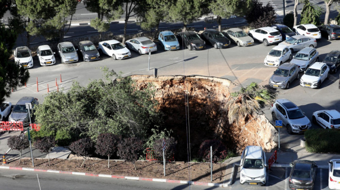 Ogromna rupa se otvorila u Jerusalimu, "progutala" nekoliko automobila